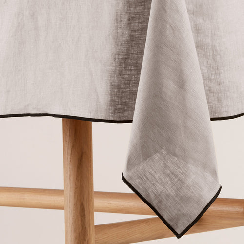 Madura Rechthoekig tafelkleed Carlina snaar en zwarte hommel 170x320 cm