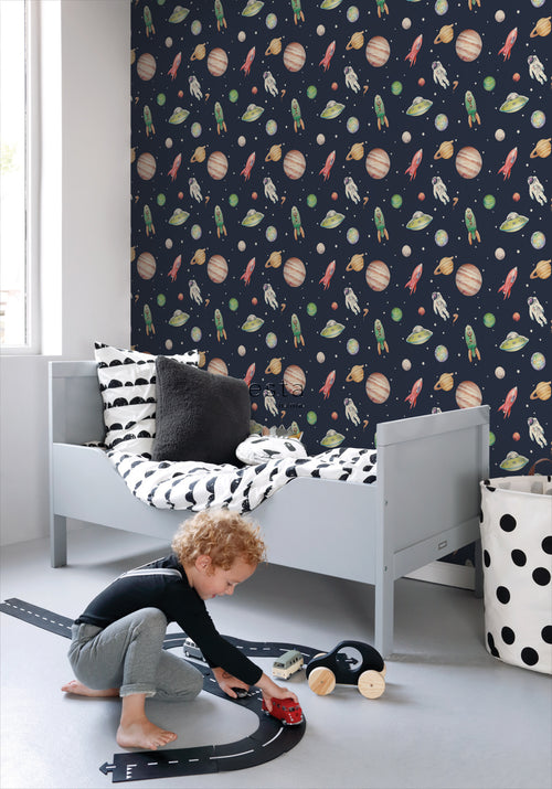 Sanders & Sanders behang planeten in de ruimte donkerblauw, groen en rood - 53 cm x 10.05 m - 935347