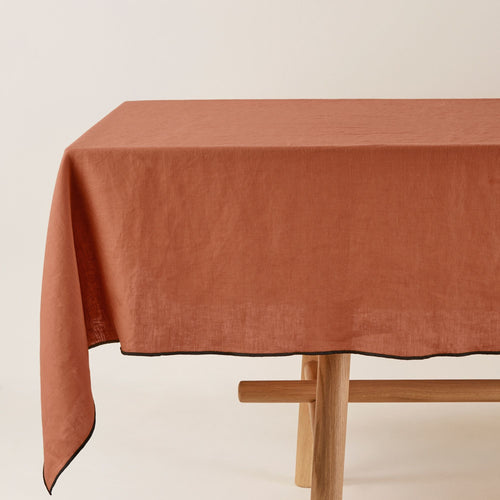 Madura Vierkant tafelkleed Carlina terracotta en zwarte hommel 170x170 cm