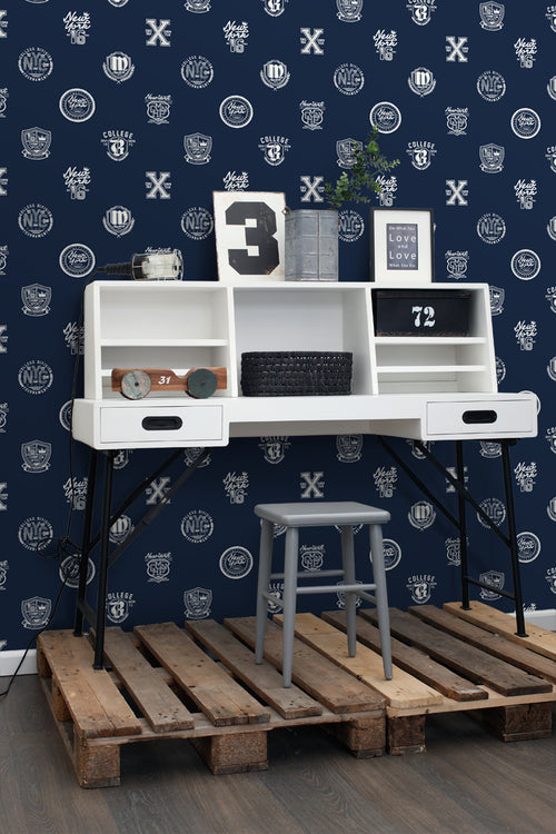ESTAhome behang school emblemen donkerblauw - 53 cm x 10.05 m - 138826