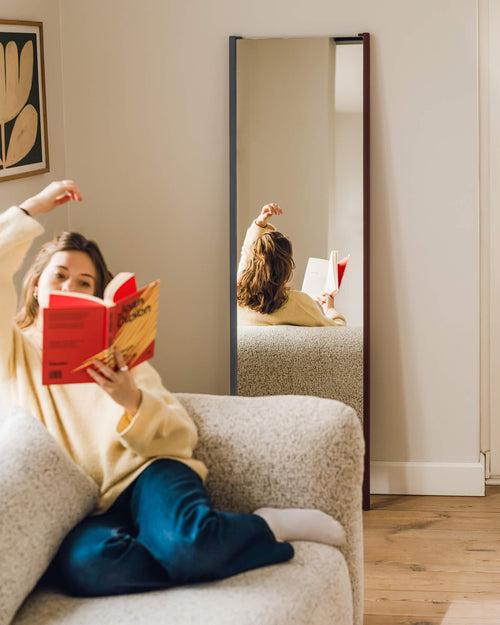 noo.ma Lun Leaning Mirror - twee-tone houten staande spiegel Auburn Red & Frosty Blue