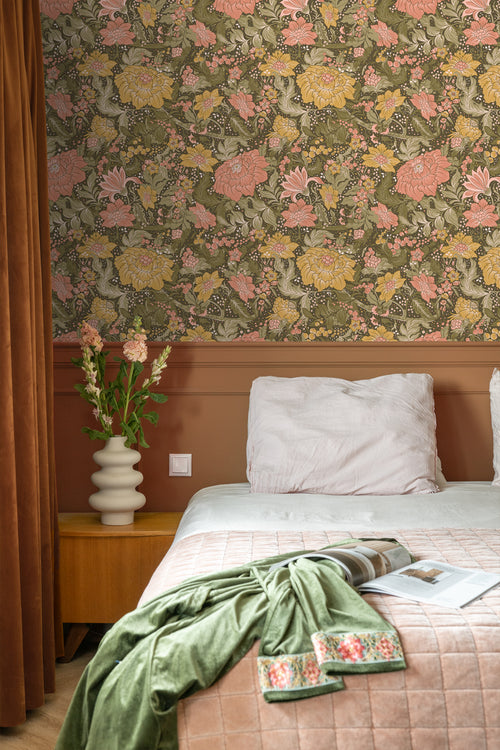 ESTAhome behang vintage bloemen vergrijsd olijfgroen, roze en okergeel - 50 x 900 cm - 131197