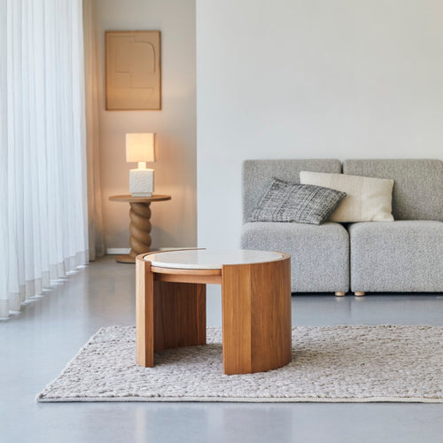 Tikamoon Ronde bijzettafel in massief teak en marmer - Naturel - vtwonen shop