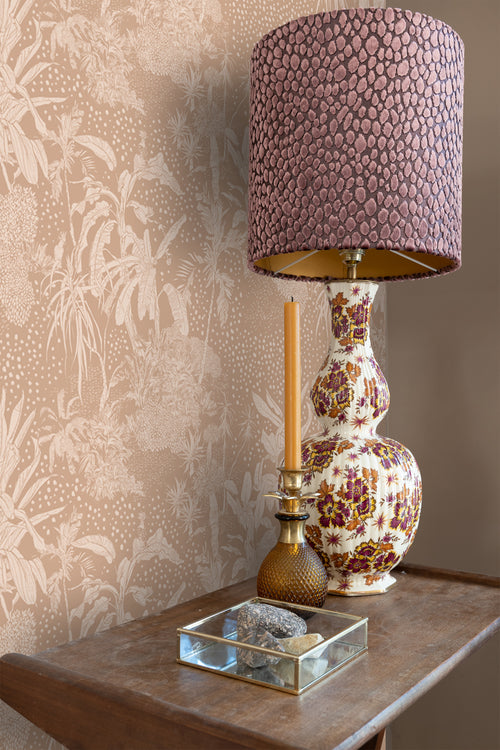 ESTAhome behang tropische bladeren terracotta roze - 50 x 900 cm - 139889 - vtwonen shop