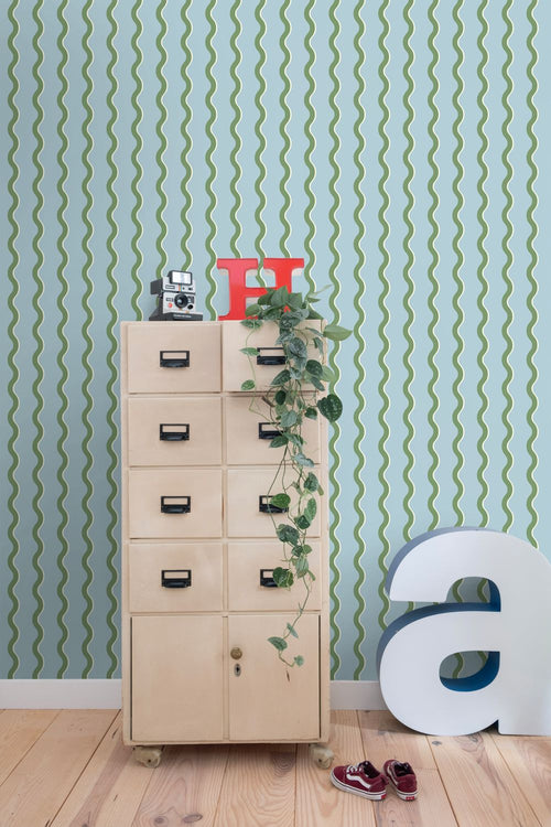 ESTAhome behang golvende strepen blauw en groen - 50 x 900 cm - 132136