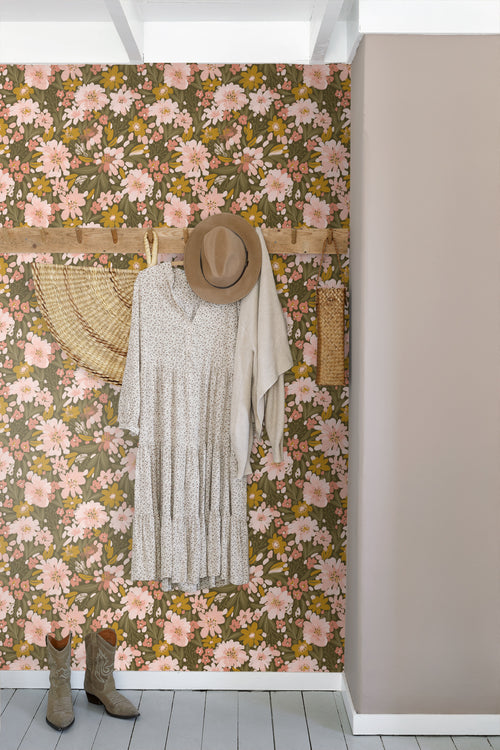 ESTAhome behang bloemen vergrijsd olijfgroen, zacht roze en okergeel - 50 x 900 cm - 130928 - vtwonen shop