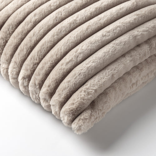 HAZEL - sierkussen 50x50 cm - effen gestreept imitatiebont - Pumice Stone - beige