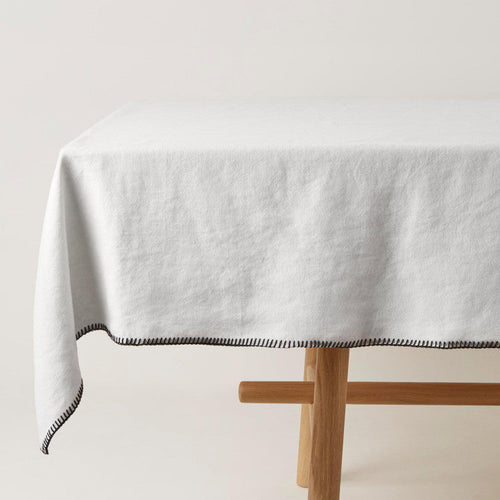 Madura Rechthoekig tafelkleed Nino mineraal wit met zwarte slinger 140x250 cm