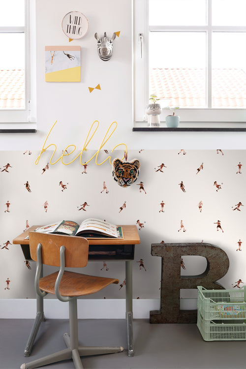 ESTAhome behang voetbalspeelsters wit en terracotta roze - 50 x 900 cm - 131283 - vtwonen shop