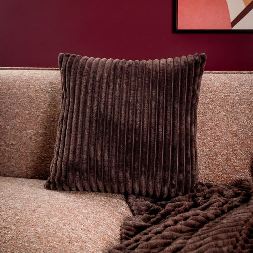 MART - sierkussen 45x45 cm - zacht ribfluweel - corduroy - Chocolate Martini - bruin