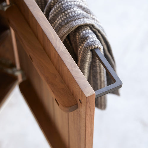 Tikamoon Wastafelmeubel van massief notenhout en zwart marmer - Zwart - vtwonen shop