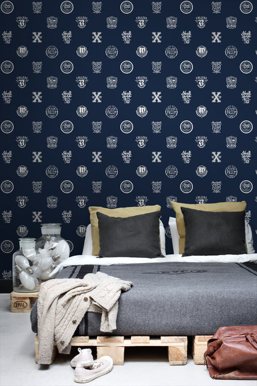 ESTAhome behang school emblemen donkerblauw - 53 cm x 10.05 m - 138826