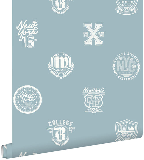 ESTAhome behang school emblemen licht vintage blauw - 53 cm x 10.05 m - 128803