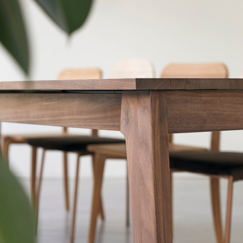 Tikamoon Uitschuifbare tafel in massief notenhout 6-12 pers. - Bruin - vtwonen shop