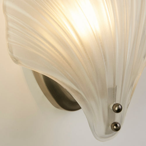 Searchlight Shell 1-lichts wandlamp, satijnzilver metaal en matglas IP44