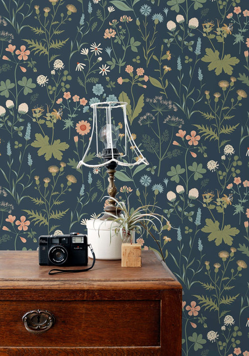 ESTAhome behang veldbloemen donkerblauw, groen en roze - 53 cm x 10.05 m - 139698