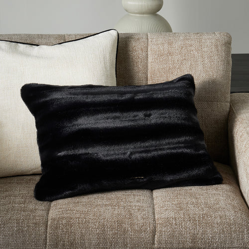 Rivièra Maison Maeve Faux Fur Pillow Cover 65x45 - Polyester - Zwart - vtwonen shop