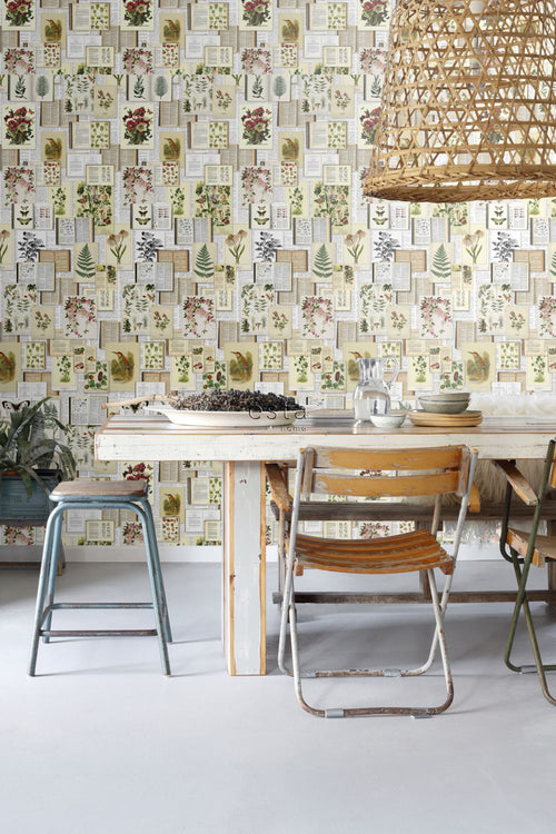 ESTAhome XXL behang bladzijden botanisch bloemen en planten boek licht crème beige, groen, bruin en okergeel - 50 x 900 cm - 158825 - vtwonen shop