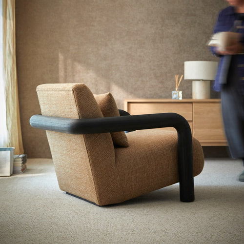 Tikamoon Lage fauteuil in massief mindihout en bruine stof - Lichtbruin