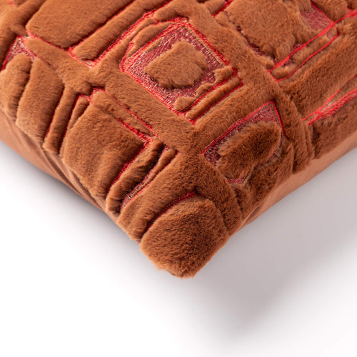 DORON - sierkussen 45x45 cm - bontlook - blokkenpatroon - Brown Patina - bruin, rood