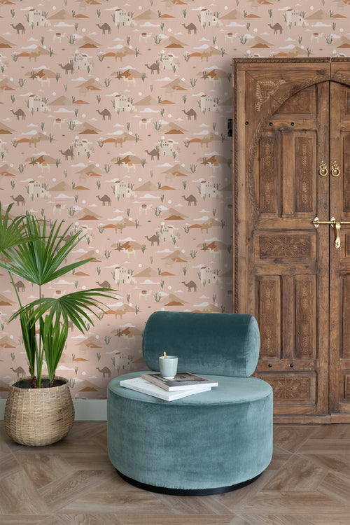 ESTAhome behang kamelen en cactussen terracotta roze - 50 x 900 cm - 139703 - vtwonen shop