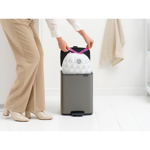Brabantia Bo Pedaalemmer, 12 liter, stil sluitend, kunststof binnenemmer - Platinum