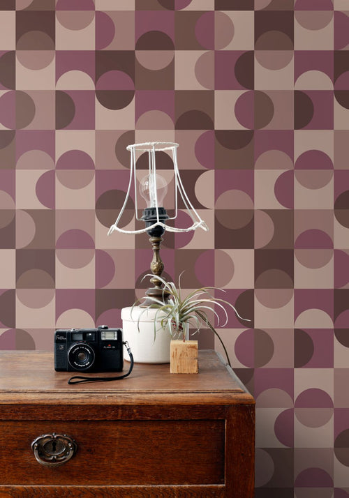 ESTAhome behang cirkels in Bauhaus stijl aubergine paars en bruin - 50 x 900 cm - 131240