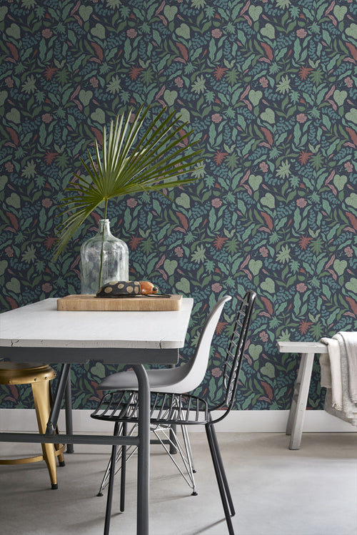 ESTAhome behang bladeren en bloemen donkerblauw, groen en roze - 50 x 900 cm - 131054 - vtwonen shop