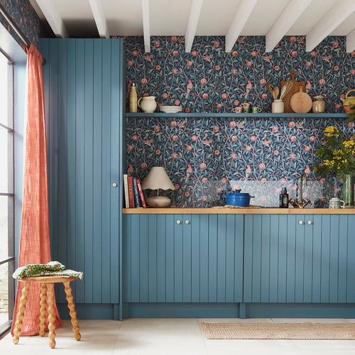 William Morris at Home vliesbehang Bird & Pomegranate Navy Blue - vtwonen shop