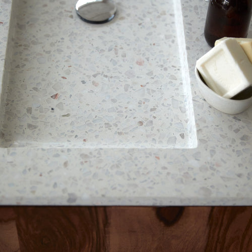 Tikamoon Badkamermeubel van massief palissander en moon premium terrazzo 80 - Wit - vtwonen shop