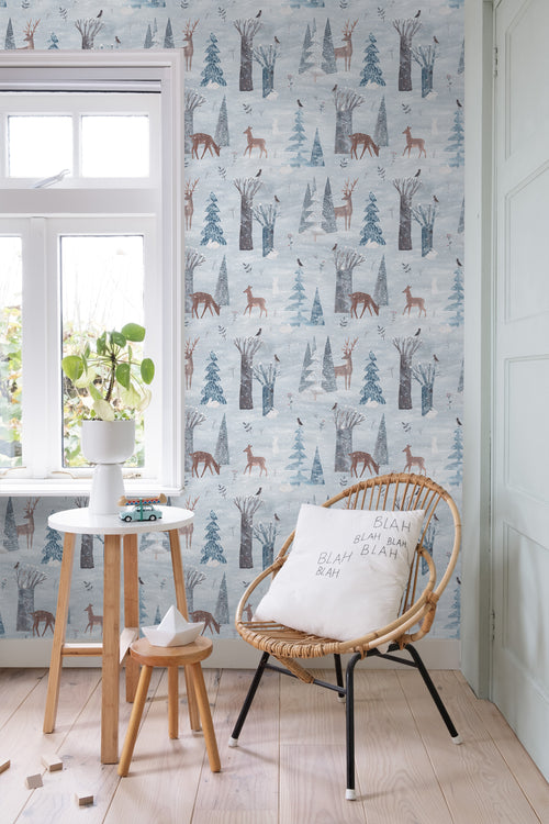 ESTAhome behang hertjes en konijnen in de sneeuw blauw - 50 x 900 cm - 139583 - vtwonen shop