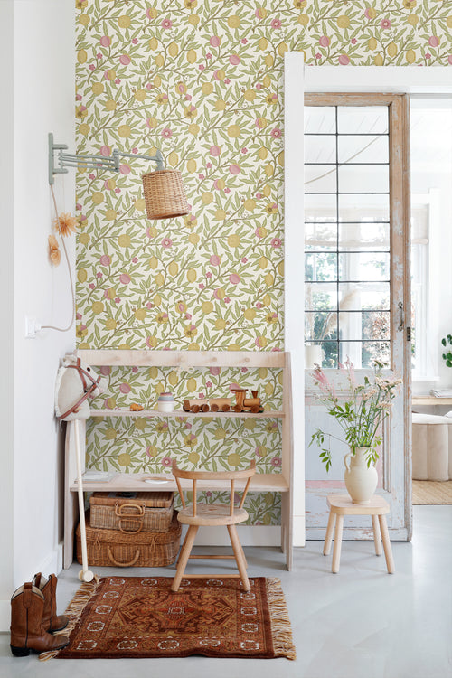 ESTAhome behang exotisch fruit en bladeren groen, roze en okergeel - 50 x 900 cm - 131169 - vtwonen shop