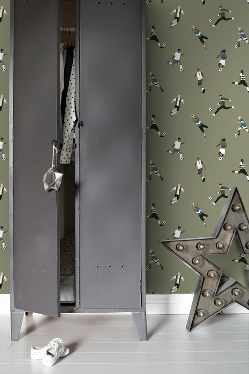 ESTAhome behang voetbalspelers donkergroen - 50 x 900 cm - 131554 - vtwonen shop