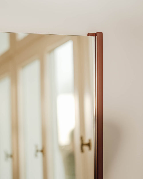 noo.ma Lun Leaning Mirror - twee-tone houten staande spiegel Auburn Red & Frosty Blue
