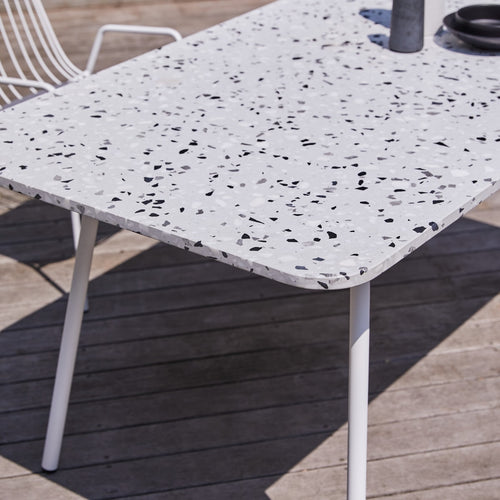 Tikamoon Rechthoekige tuintafel van premium terrazzo en wit metaal voor 4/6 personen - Wit