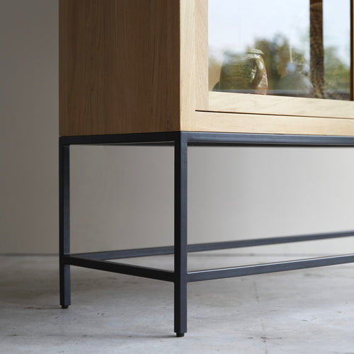 Tikamoon Hoge vitrinekast van massief eikenhout - Naturel - vtwonen shop