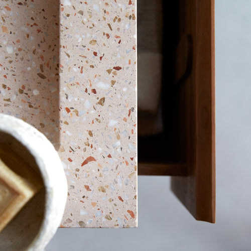 Tikamoon Badkamermeubel van massief notenhout en roze premium terrazzo 80 cm - Roze