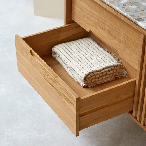 Tikamoon Buffetkast van massief teakhout en premium terrazzo 140 cm - Naturel - vtwonen shop