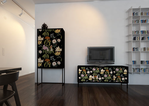 Meubel TV 2 deuren 3 lades JAN gelakt MDF met bloemenprint op zwarte achtergrond - vtwonen shop