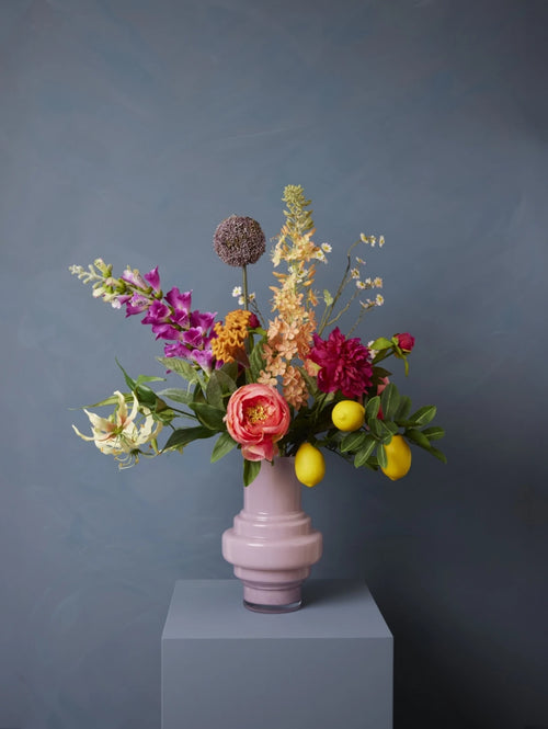 Madame Fleurie The Dreamer Boeket inclusief Vaas – Luxe Zijden bloemen Pioenroos, Citroentak, Eremus & Gloriosa - 19,5cm x 30,5cm