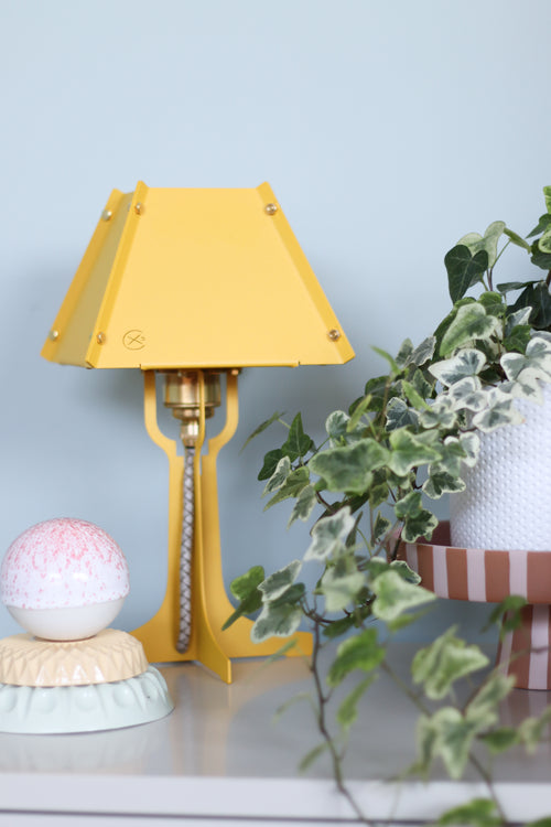 Fabricado tafellamp Lampie - geel - messing details - hoogte 31,5 cm