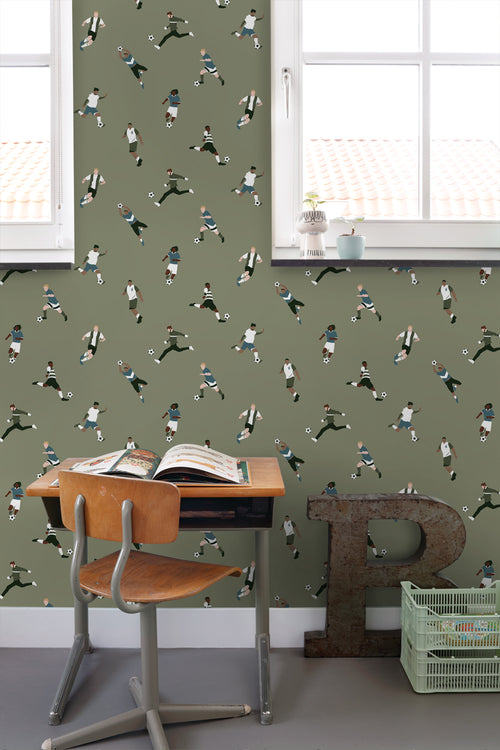 ESTAhome behang voetbalspelers donkergroen - 50 x 900 cm - 131554 - vtwonen shop