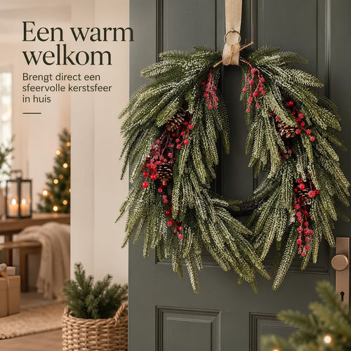 Mica Decorations Krans Dennenappel Groen - Kerstkrans met Rode Bessen en Dennenappels - Decoratieve Deurkrans voor Kerst - Gemaakt van Stevig