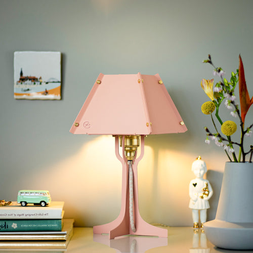 Fabricado tafellamp Lampie - Roze - messing details - hoogte 31,5 cm - vtwonen shop