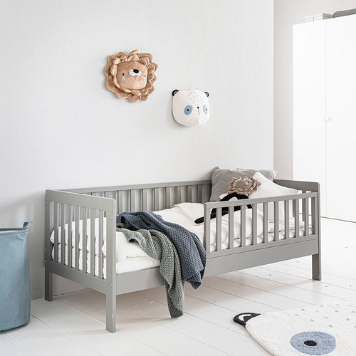 Petite Amélie Peuterbed Plume – 70x140 cm – Grijs – Met uitvalbescherming – Flexibel zijhekje - vtwonen shop