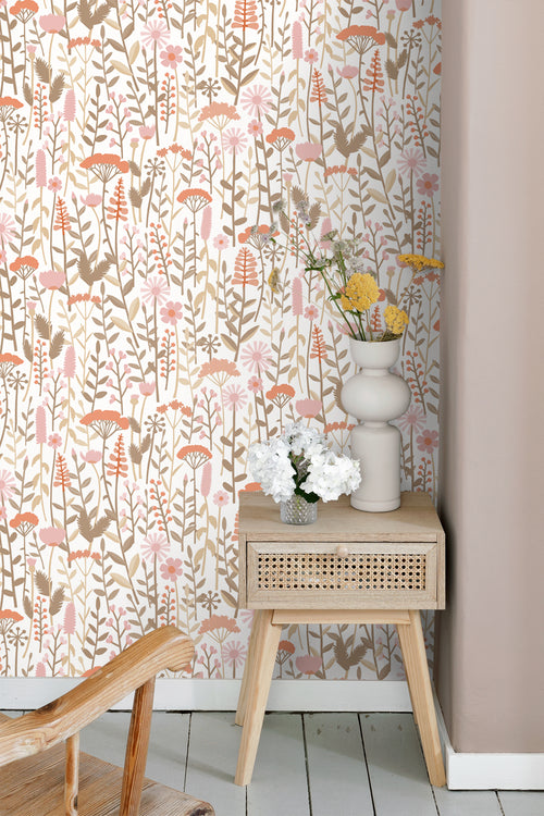 ESTAhome behang veldbloemen terracotta en roze - 50 x 900 cm - 131552 - vtwonen shop