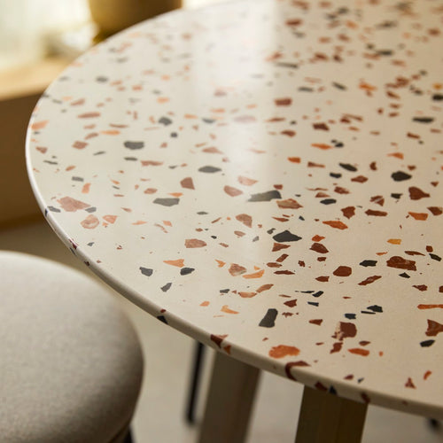 Tikamoon Ronde tafel van premium terrazzo en massief acaciahout voor 4 personen - Bruin - vtwonen shop