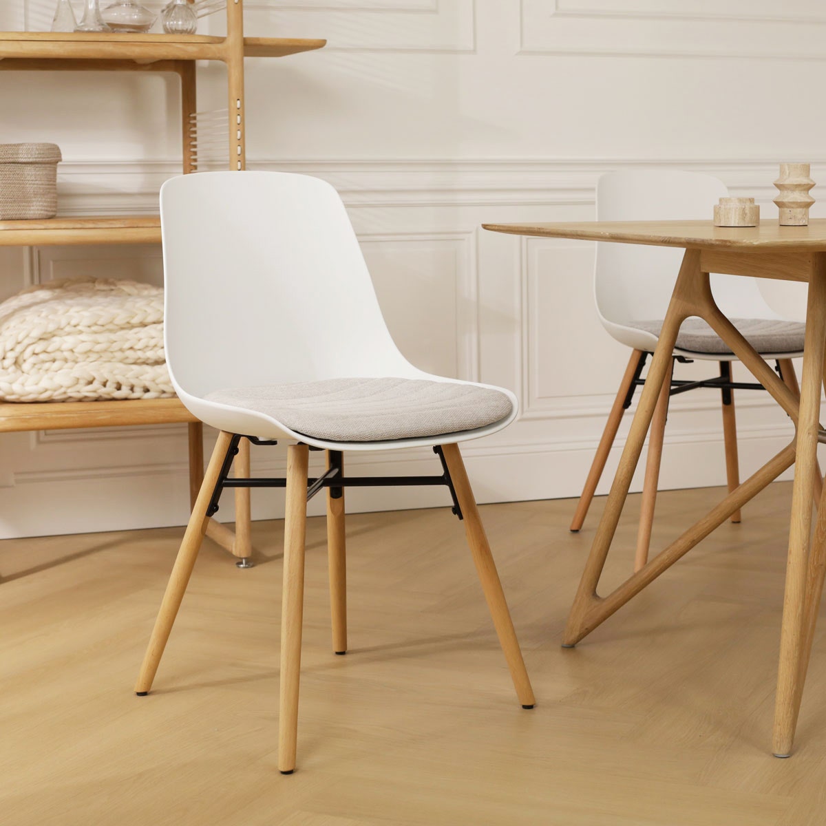 Nolon Nena-Liv Eetkamerstoel Wit - Beige Kussen - Houten Poten – vtwonen