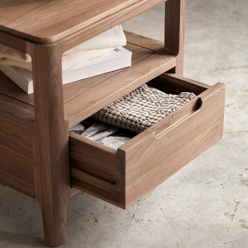 Tikamoon Nachtkastje van massief notenhout met 1 lade - Bruin - vtwonen shop