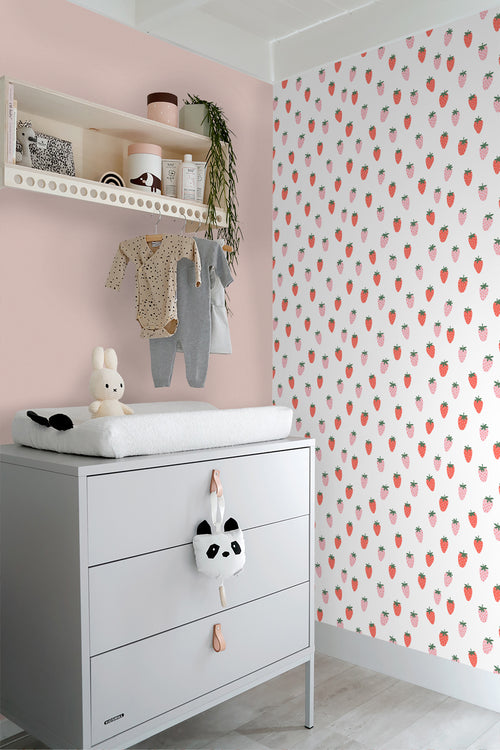 ESTAhome behang aardbeien wit en roze - 50 x 900 cm - 131650 - vtwonen shop
